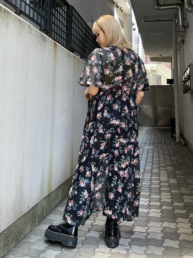 ホワイト系のTシャツ/カットソー、ブラック系のワンピース、ブルー系のデニムパンツを着用したレディースの春コーディネートの4枚目の写真