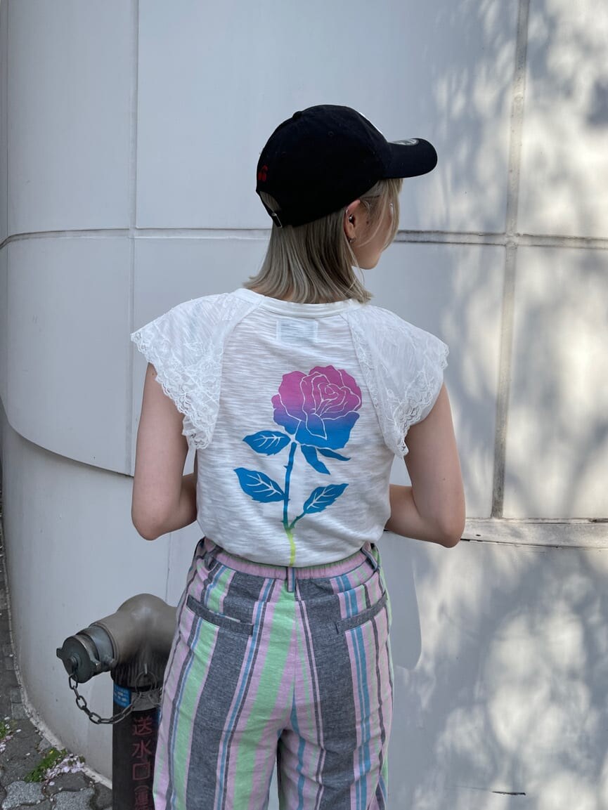 ブラック系のその他シューズ、ブラック系のスラックス、ホワイト系のTシャツ/カットソーを着用したレディースの春コーディネートの6枚目の写真