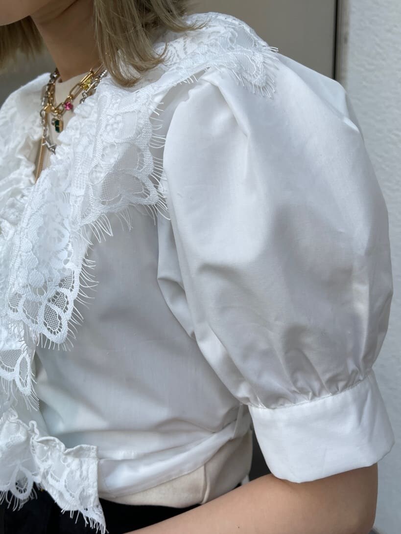 ブラック系のデニムパンツ、ホワイト系のTシャツ/カットソー、ホワイト系のシャツ/ブラウスを着用したレディースの春コーディネートの8枚目の写真