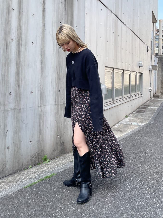 ブラック系のワンピース、ブラック系のTシャツ/カットソーを着用したレディースの春コーディネートの4枚目の写真