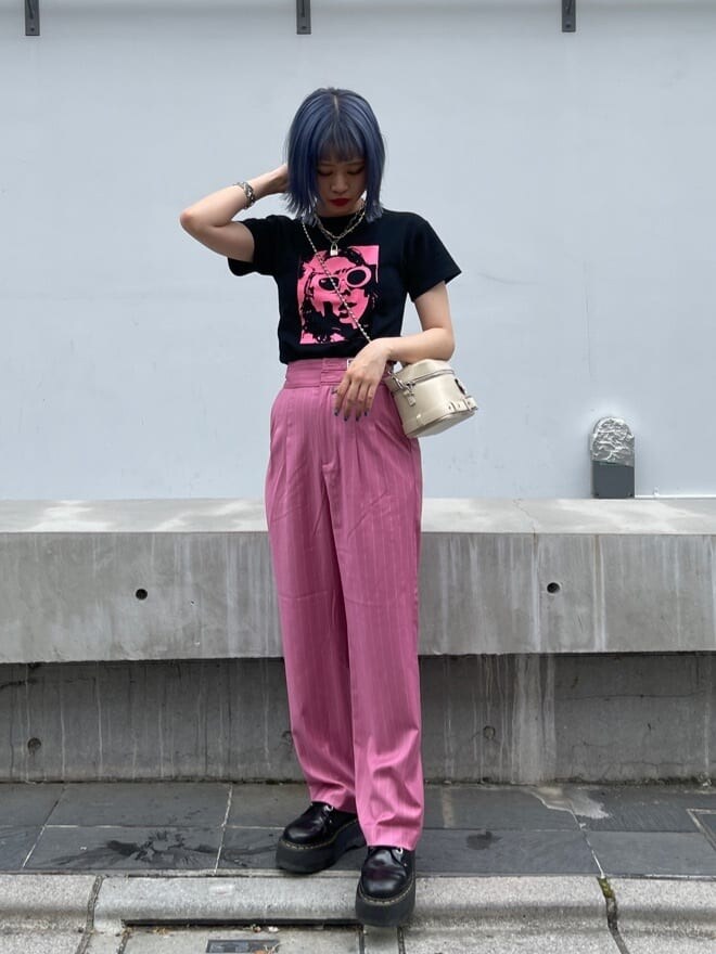 ホワイト系のショルダーバッグ、ブラック系のその他シューズ、ブラック系のTシャツ/カットソーを着用したレディースの春コーディネートの2枚目の写真