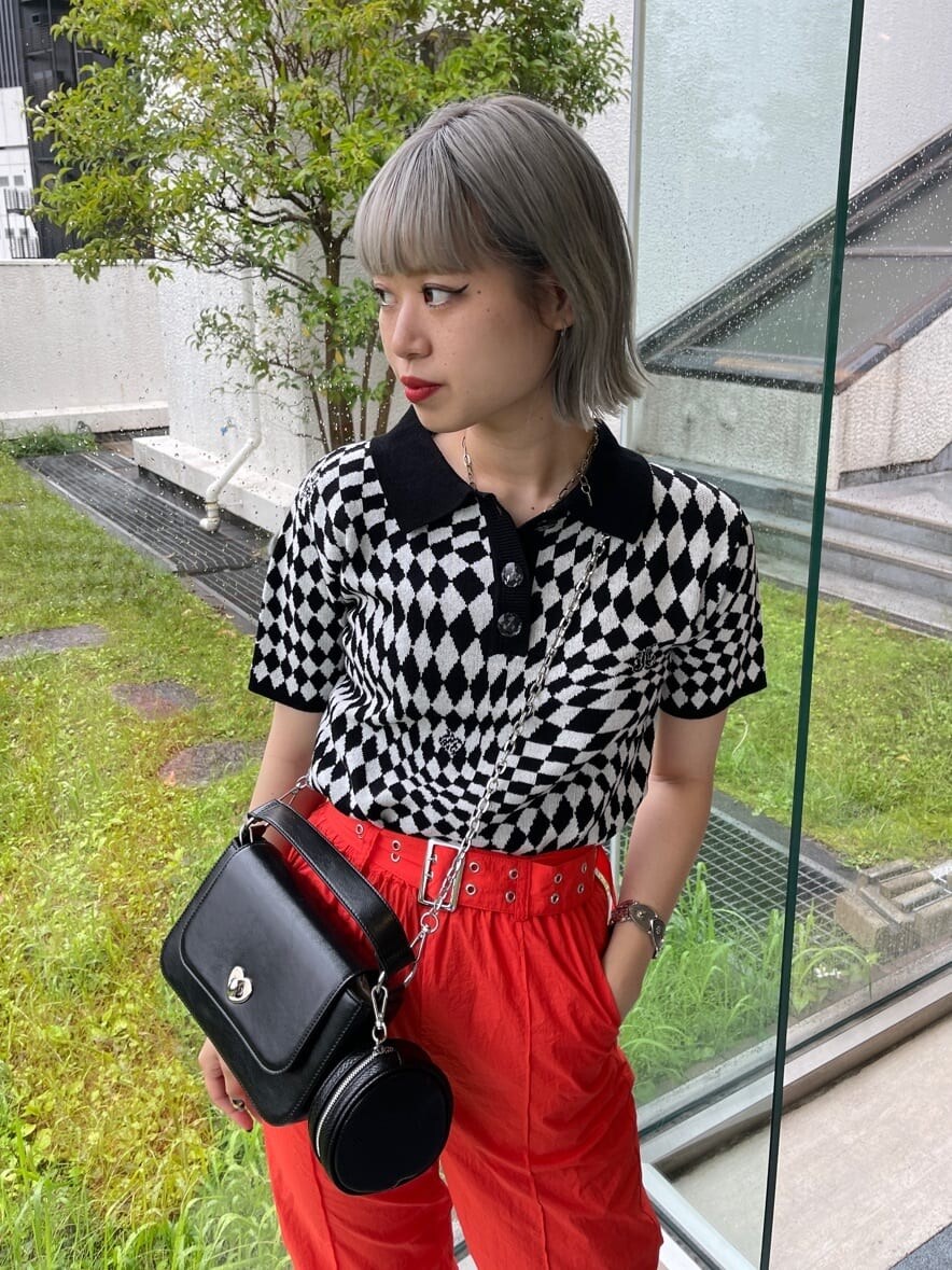 ブラック系のブーツ、ブラック系のニット/セーター、ブラック系のハンドバッグを着用したレディースの春コーディネートの4枚目の写真