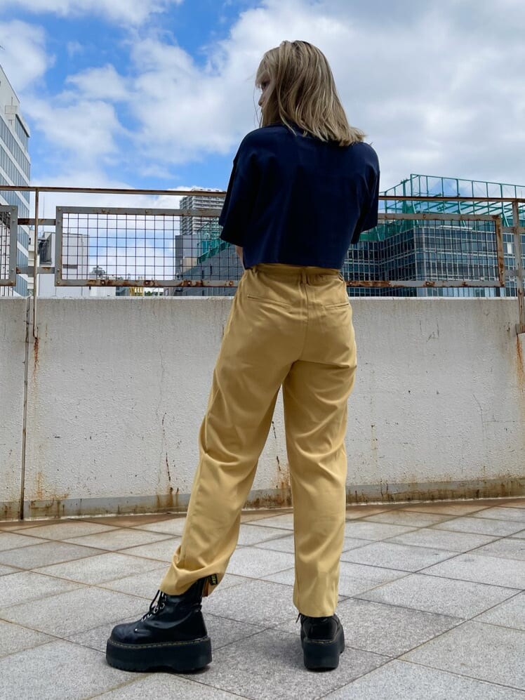 イエロー系のその他パンツ、ブルー系のTシャツ/カットソーを着用したレディースの夏コーディネートの2枚目の写真