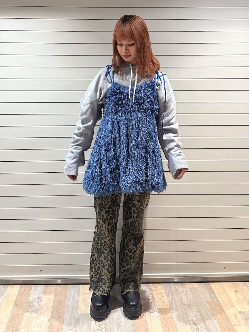 ブルー系のワンピース、グレー系のパーカー、ブラウン系のその他パンツを着用したレディースの秋コーディネートの5枚目の写真