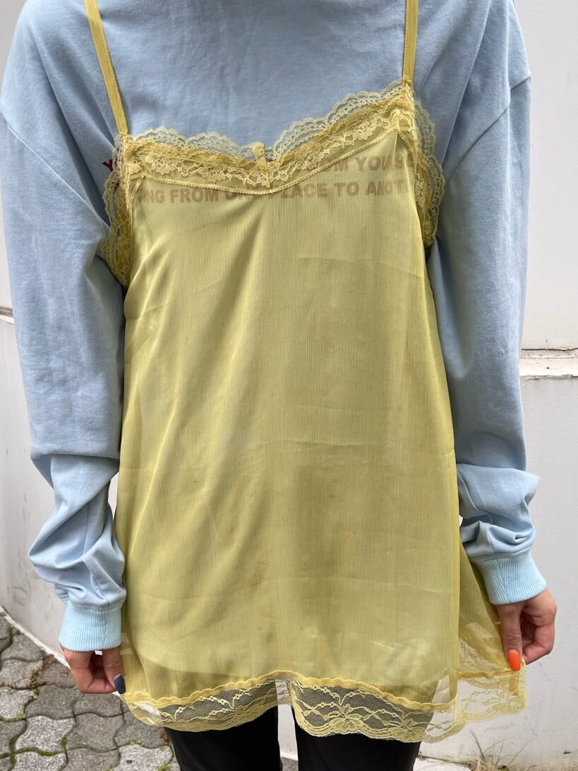 ブルー系のデニムジャケット、ブルー系のTシャツ/カットソーを着用したレディースの秋コーディネートの9枚目の写真