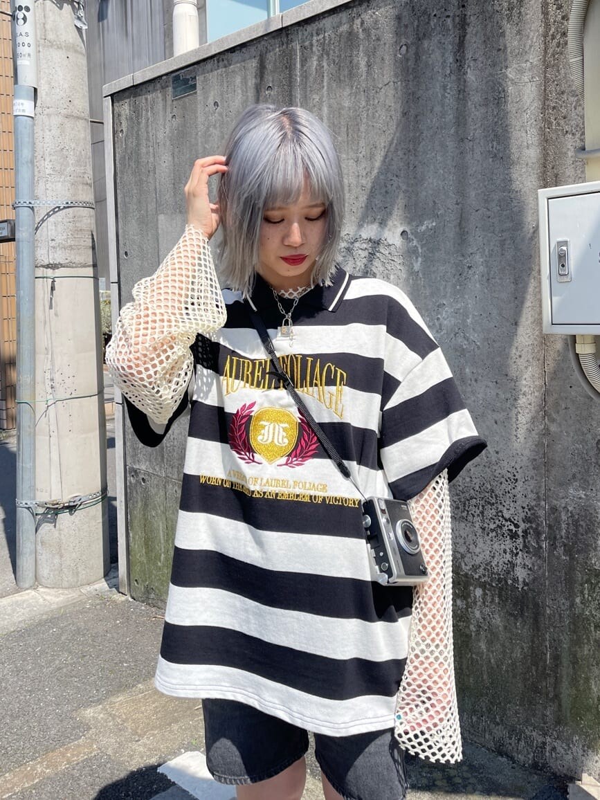 ブラック系のデニムパンツ、ホワイト系のTシャツ/カットソー、ブラック系のTシャツ/カットソーを着用したレディースの春コーディネートの5枚目の写真