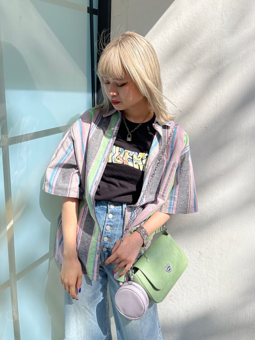 ブルー系のデニムパンツ、ブラック系のTシャツ/カットソー、ブラック系のシャツ/ブラウスを着用したレディースの春コーディネートの5枚目の写真