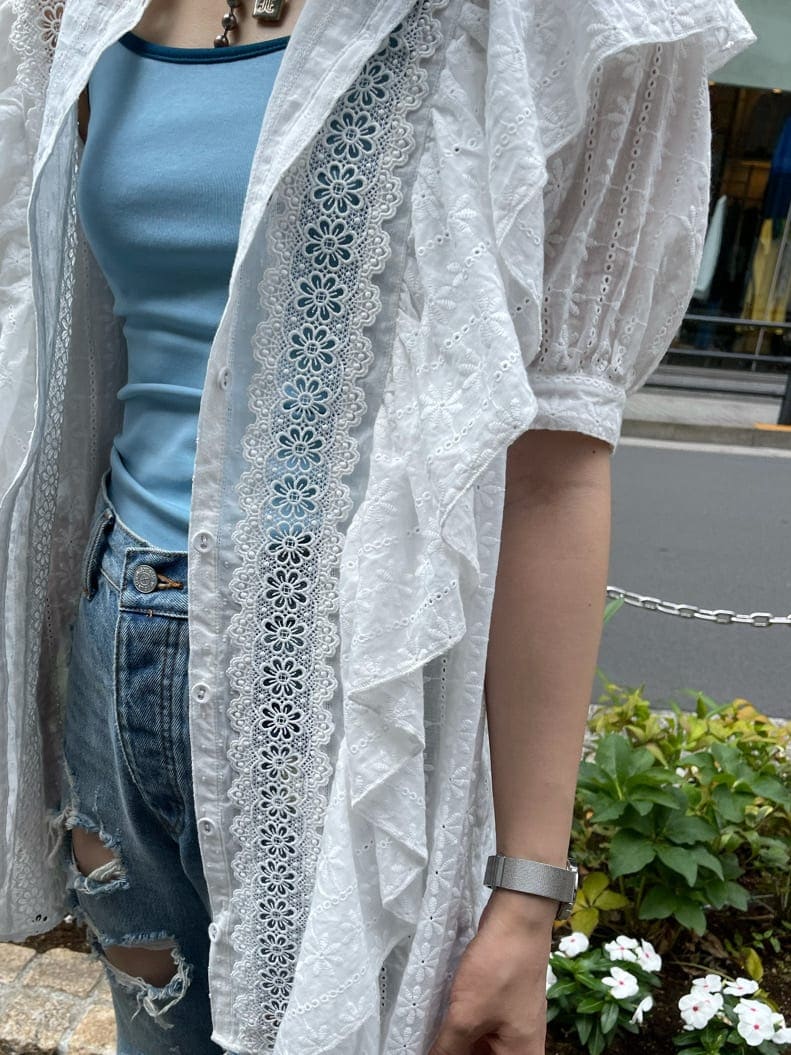 ブルー系のデニムパンツ、ブルー系のキャミソール、ホワイト系のシャツ/ブラウスを着用したレディースの夏コーディネートの6枚目の写真
