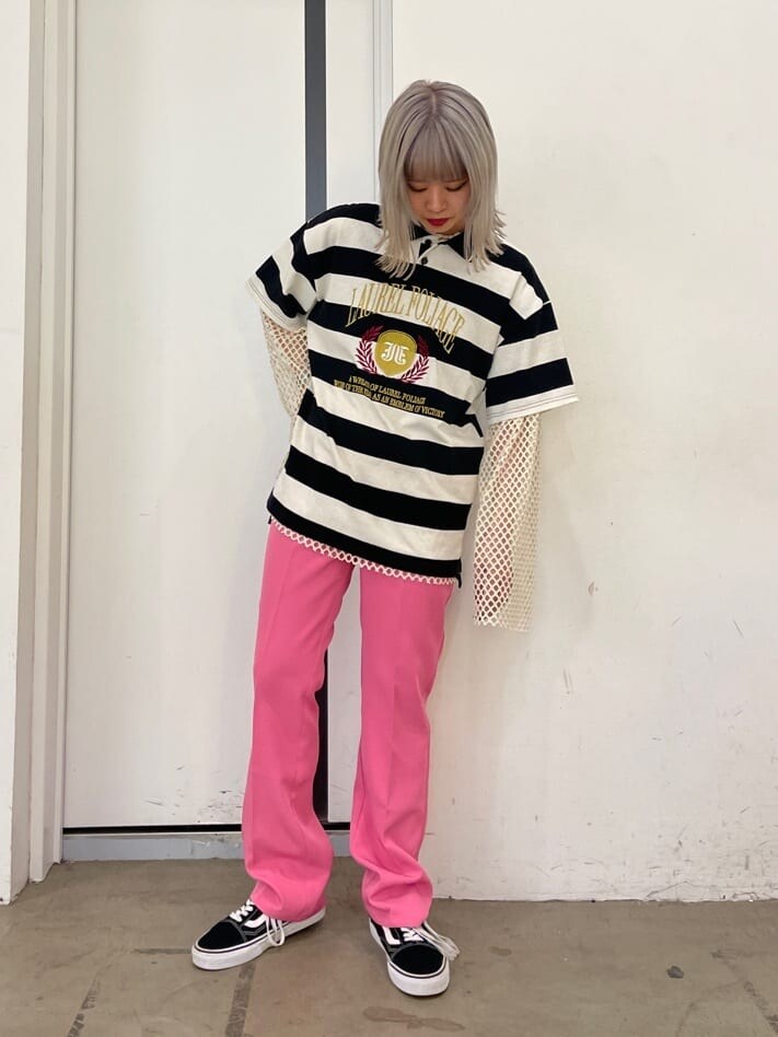 ホワイト系のTシャツ/カットソー、ブラック系のTシャツ/カットソー、ピンク系のスラックスを着用したレディースの春コーディネートの4枚目の写真