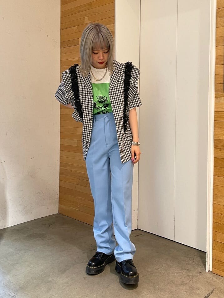 ブルー系のスラックス、ホワイト系のTシャツ/カットソー、その他のシャツ/ブラウスを着用したレディースの春コーディネートの2枚目の写真