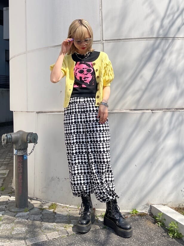 イエロー系のニット/セーター、その他のその他パンツ、ブラック系のTシャツ/カットソーを着用したレディースの春コーディネートの3枚目の写真