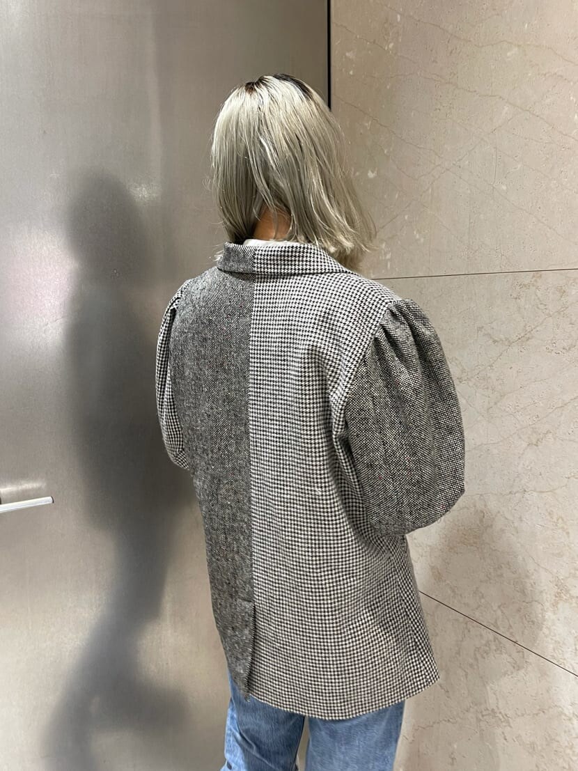 ブルー系のデニムパンツ、その他のテーラードジャケット、ホワイト系のシャツ/ブラウスを着用したレディースの夏コーディネートの5枚目の写真