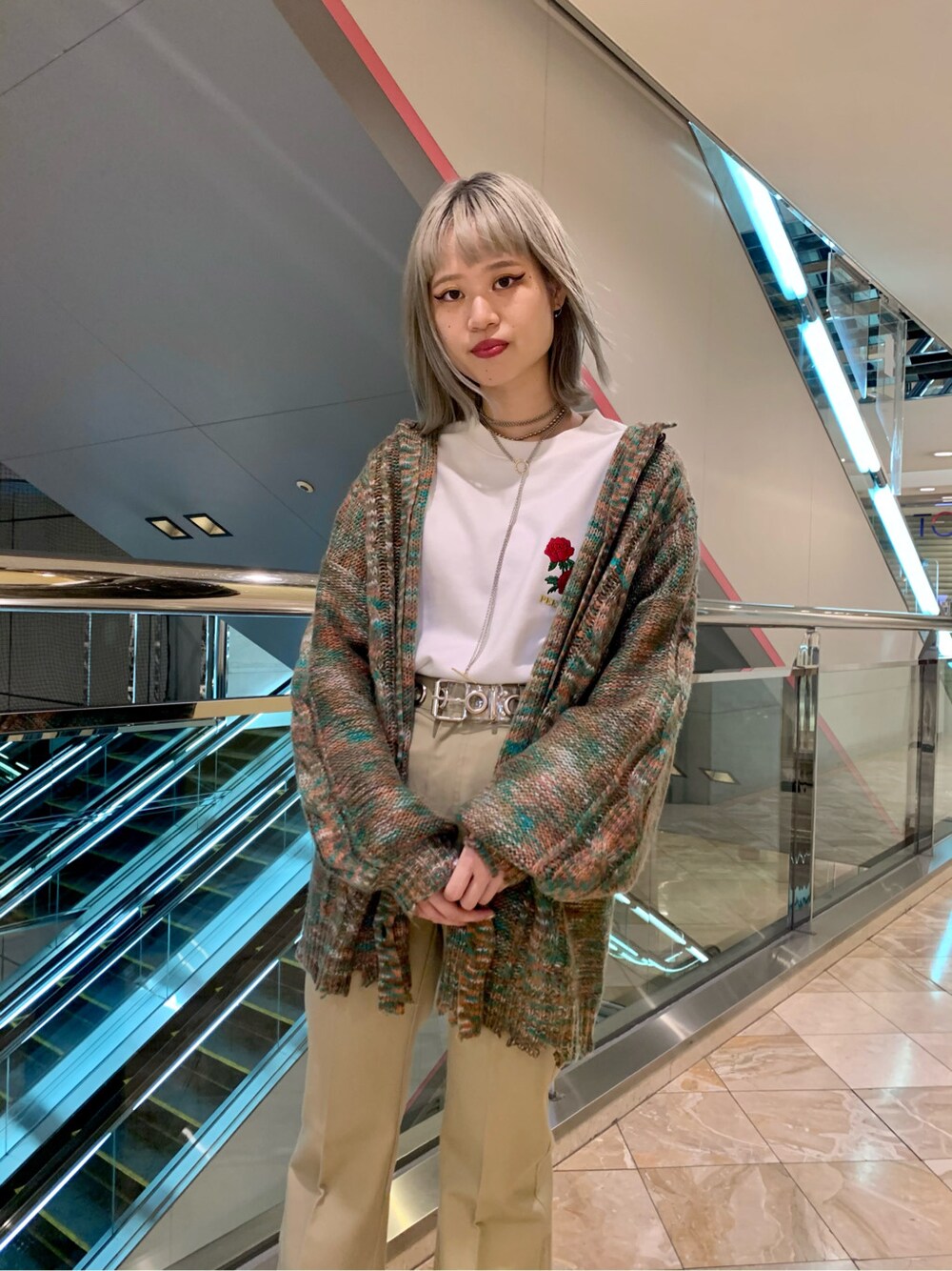 ホワイト系のスウェット、ベージュ系のその他パンツ、シルバー系のネックレスを着用したレディースの秋コーディネートの2枚目の写真