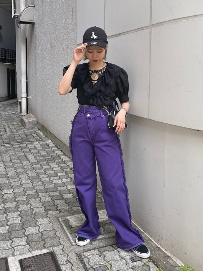 ブラック系のシャツ/ブラウス、ベージュ系のTシャツ/カットソー、ブラック系のボストンバッグを着用したレディースの夏コーディネートの2枚目の写真