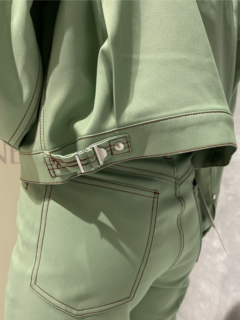 ブラック系のブーツ、グリーン系のデニムジャケット、グリーン系のデニムパンツを着用したレディースの春コーディネートの8枚目の写真