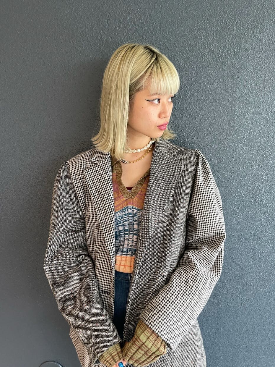 その他のテーラードジャケット、その他のニット/セーターを着用したレディースの秋コーディネートの3枚目の写真