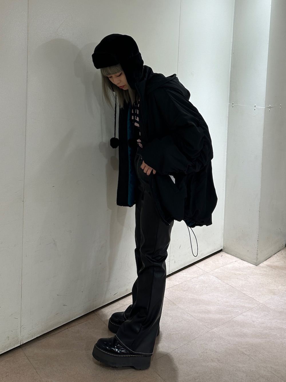 ブラック系のその他パンツ、ブラック系のその他アウター、ピンク系のニット/セーターを着用したレディースの冬コーディネートの4枚目の写真