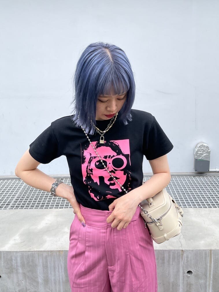 ホワイト系のショルダーバッグ、ブラック系のその他シューズ、ブラック系のTシャツ/カットソーを着用したレディースの春コーディネートの7枚目の写真