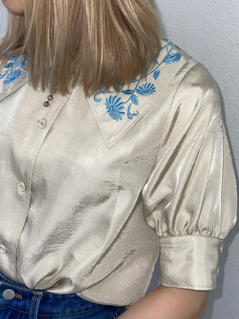 ホワイト系のシャツ/ブラウス、ブルー系のデニムパンツを着用したレディースの春コーディネートの4枚目の写真