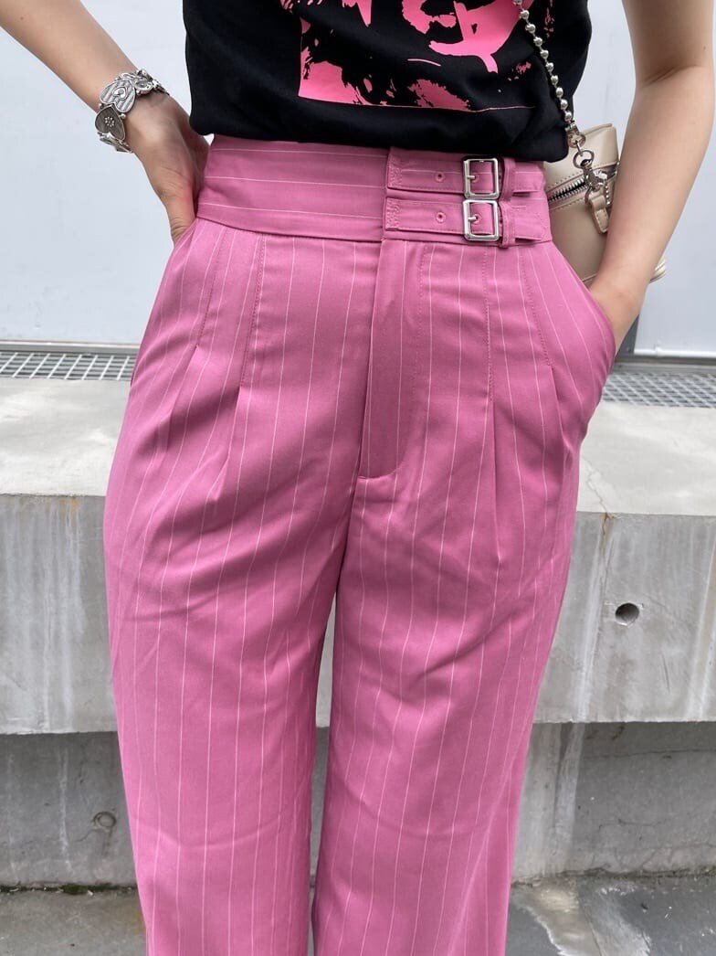 ホワイト系のショルダーバッグ、ブラック系のその他シューズ、ブラック系のTシャツ/カットソーを着用したレディースの春コーディネートの10枚目の写真