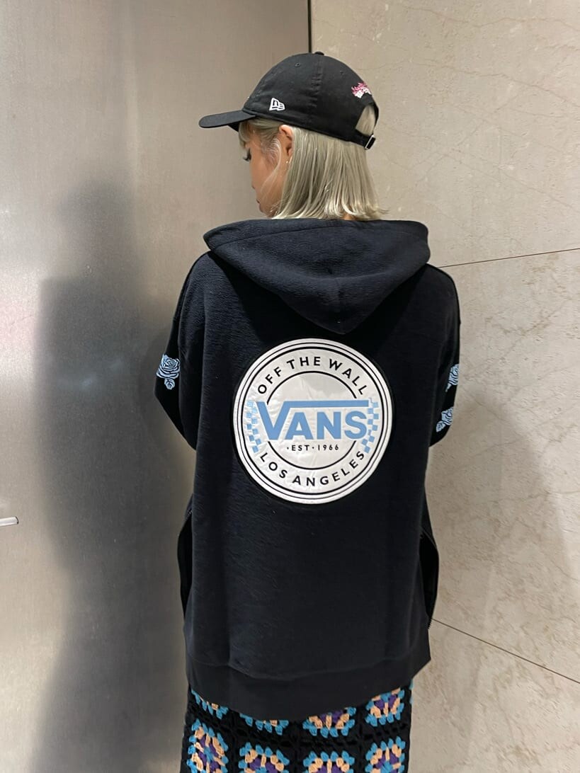 ブラック系のスカート、ブラック系のパーカーを着用したレディースの夏コーディネートの7枚目の写真