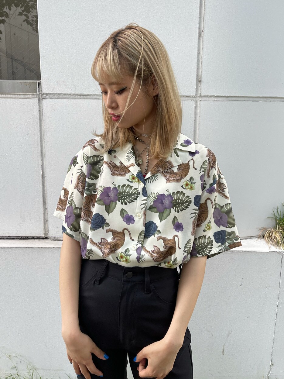 ホワイト系のシャツ/ブラウス、ホワイト系のスニーカー、ブラック系のデニムパンツを着用したレディースの春コーディネートの4枚目の写真