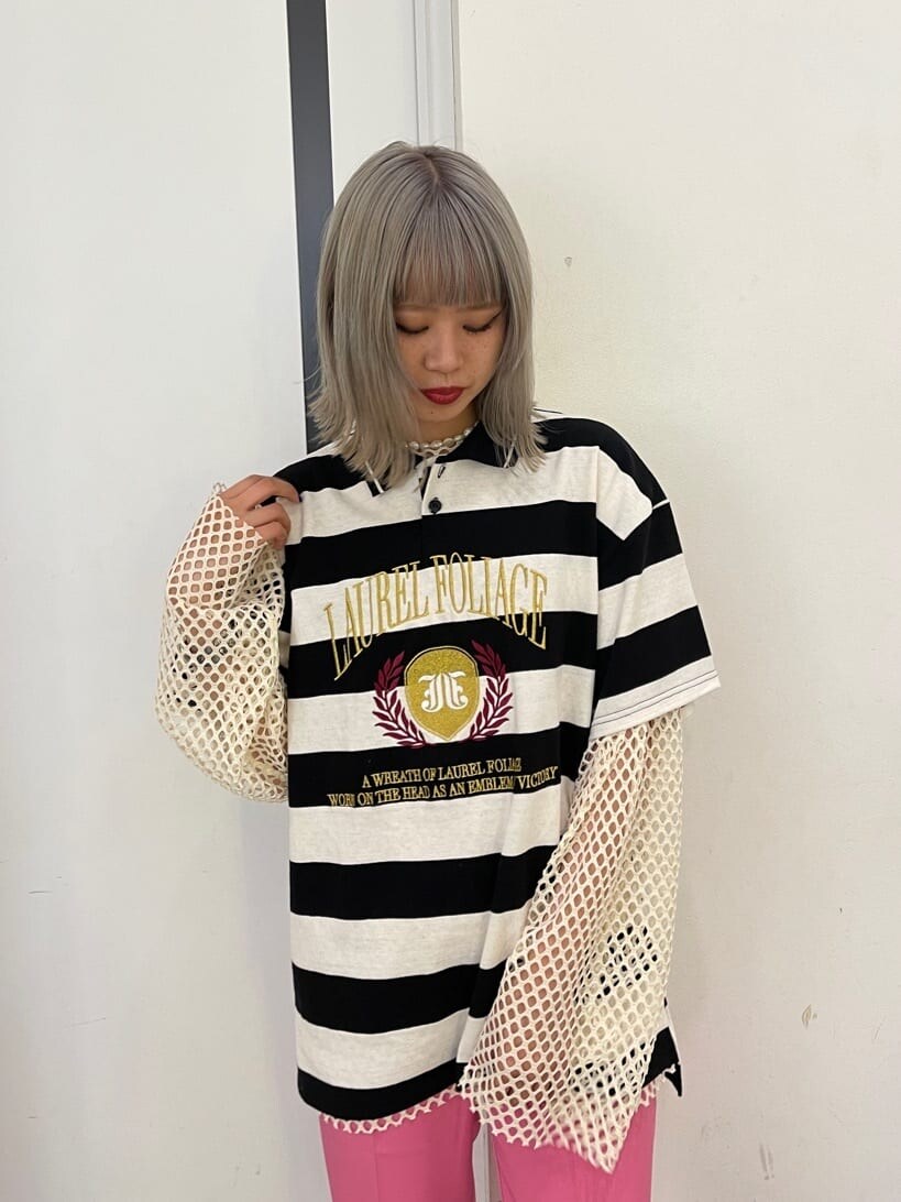 ホワイト系のTシャツ/カットソー、ブラック系のTシャツ/カットソー、ピンク系のスラックスを着用したレディースの春コーディネートの5枚目の写真