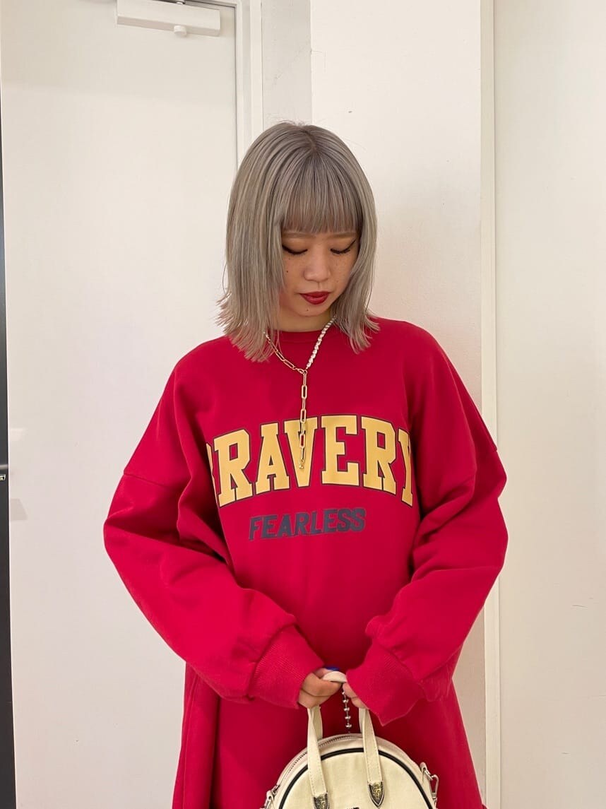 レッド系のスニーカー、ブラック系のデニムパンツ、レッド系のスウェットを着用したレディースの春コーディネートの7枚目の写真