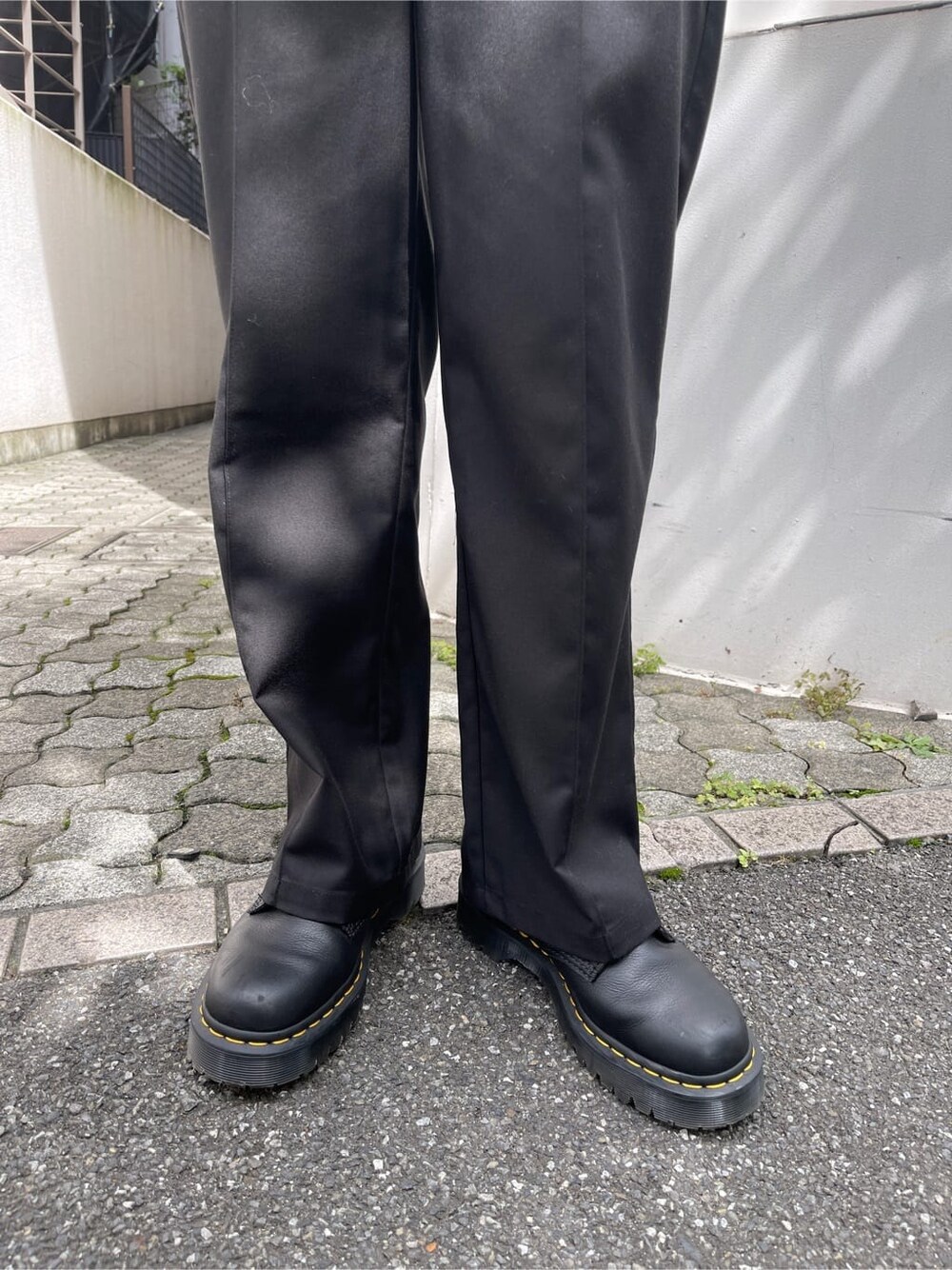 ブラック系のブーツ、ブラック系のその他パンツ、ホワイト系のTシャツ/カットソーを着用したレディースの秋コーディネートの9枚目の写真