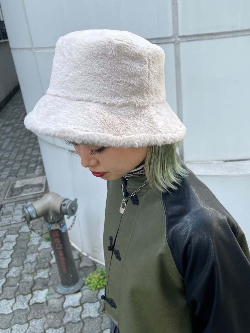 ブラック系のブーツ、ブラック系のスカート、ホワイト系のニット/セーターを着用したレディースの秋コーディネートの8枚目の写真