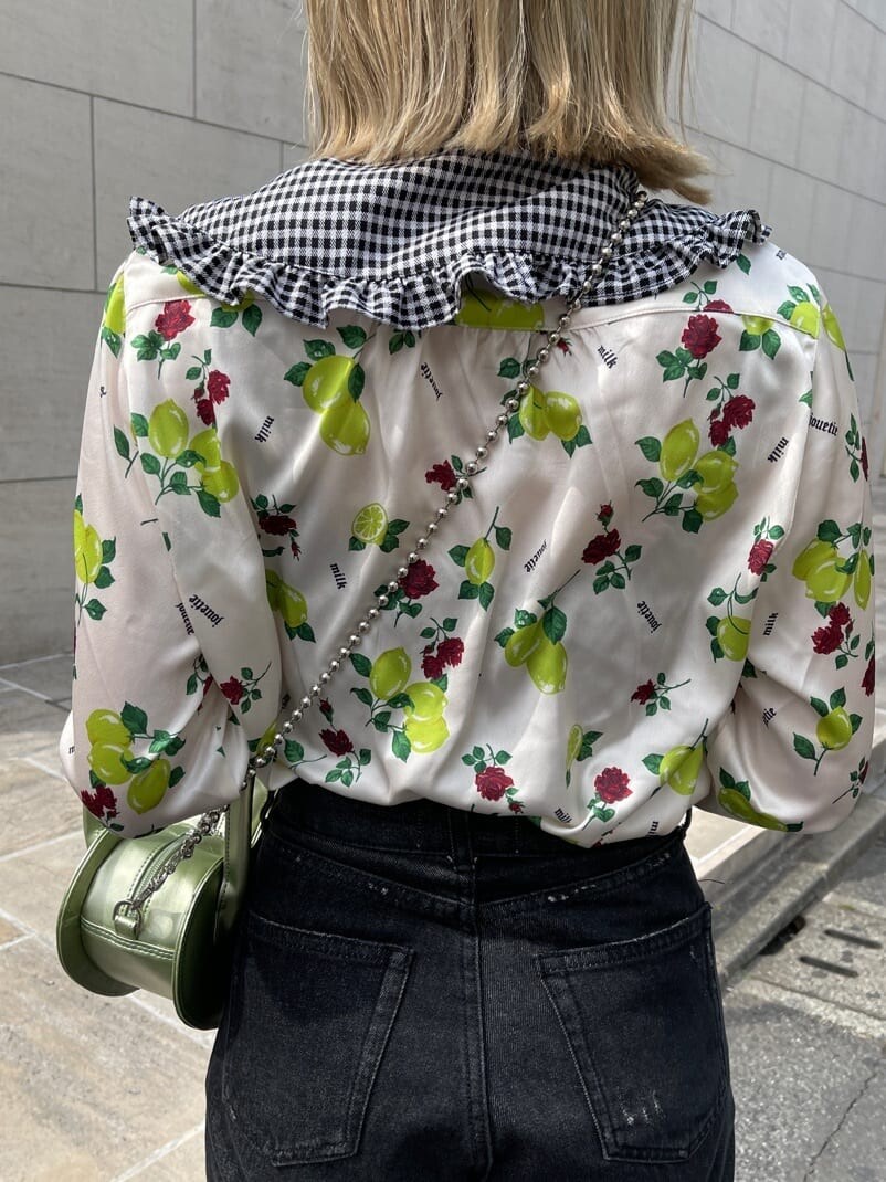 ブラック系のデニムパンツ、ホワイト系のシャツ/ブラウス、グリーン系のショルダーバッグを着用したレディースの春コーディネートの7枚目の写真