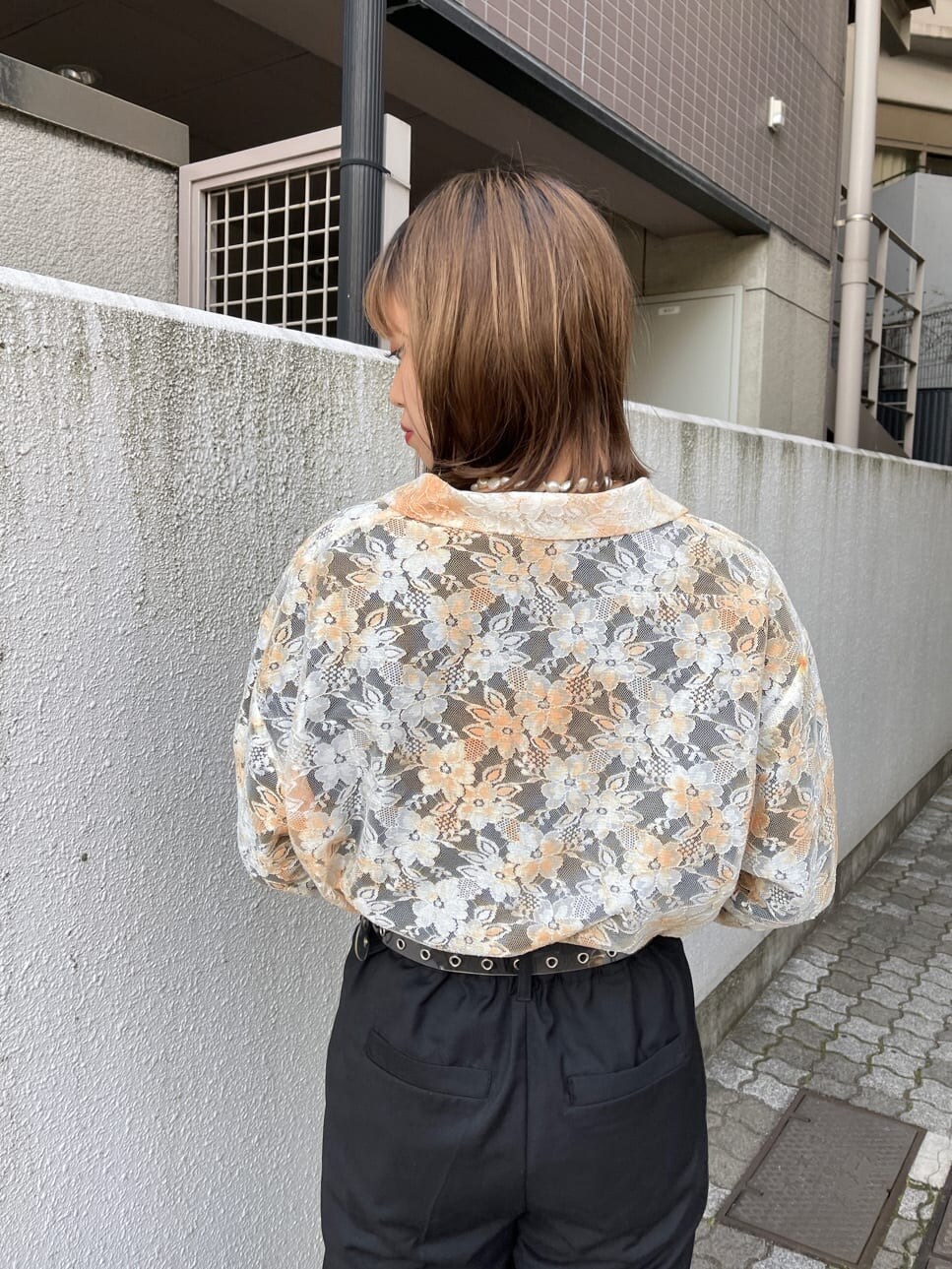 ブラック系のスラックス、ブラック系のTシャツ/カットソー、ホワイト系のシャツ/ブラウスを着用したレディースの冬コーディネートの7枚目の写真