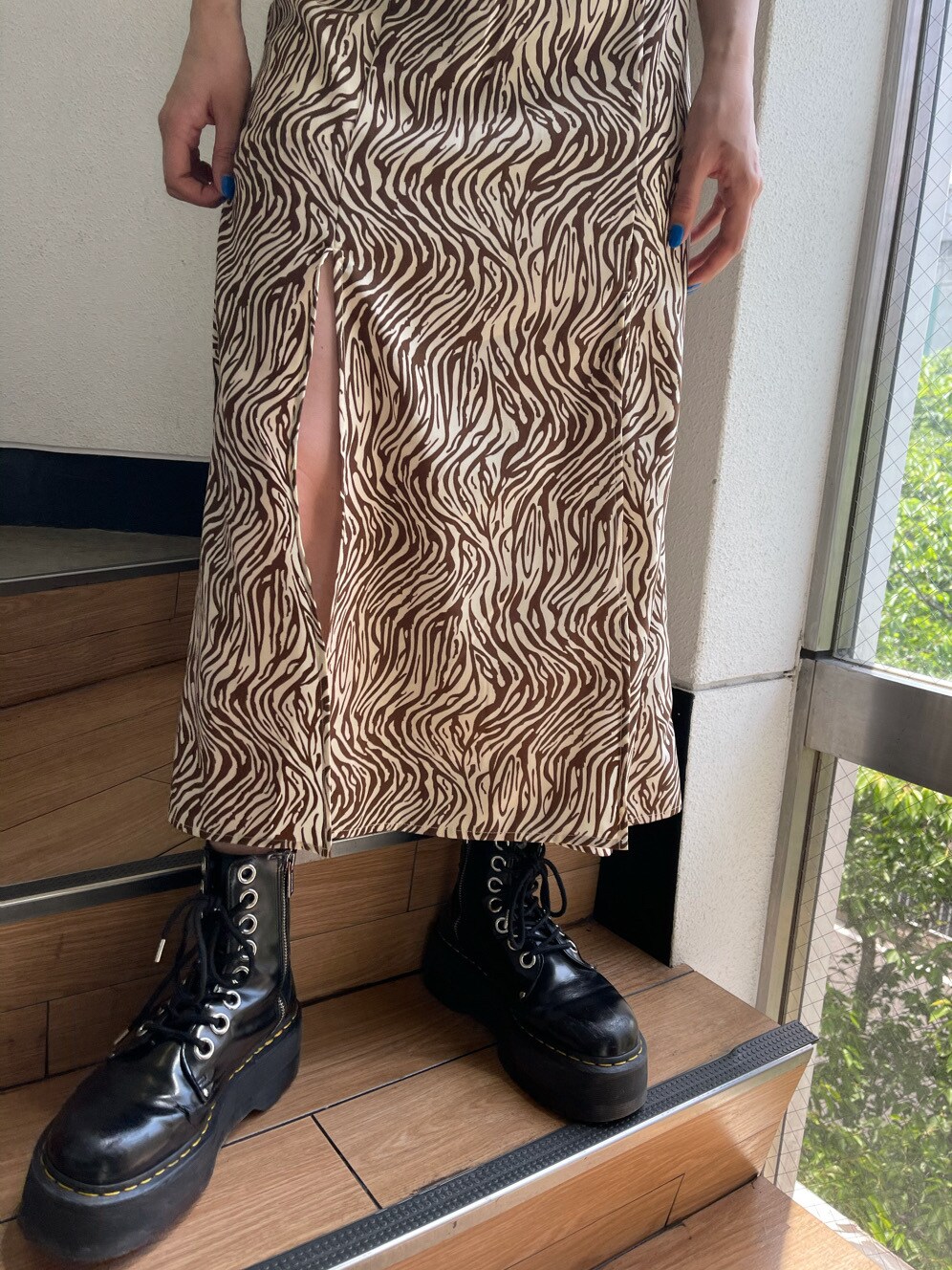 ホワイト系のワンピース、ブラック系のキャップを着用したレディースの春コーディネートの6枚目の写真