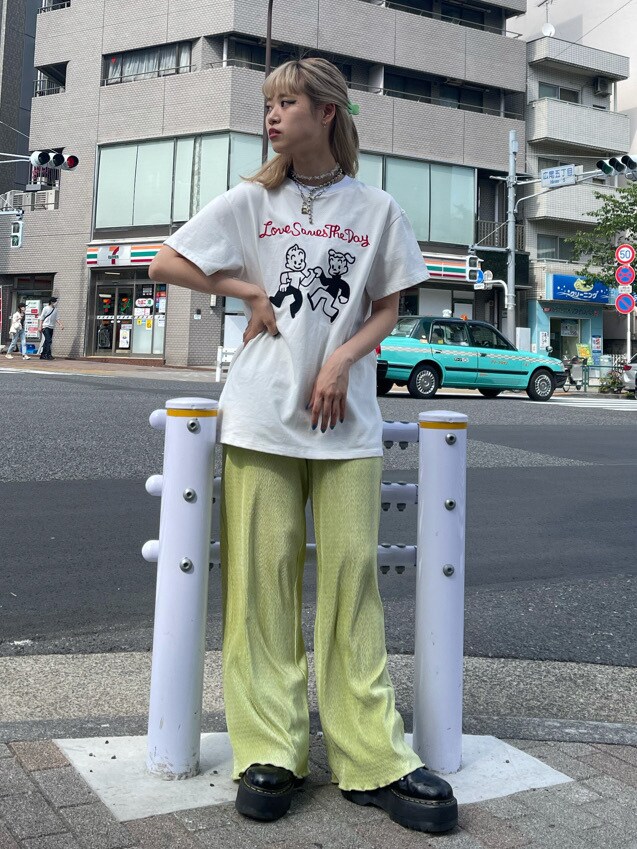 グリーン系のTシャツ/カットソー、ホワイト系のTシャツ/カットソーを着用したレディースの春コーディネートの2枚目の写真