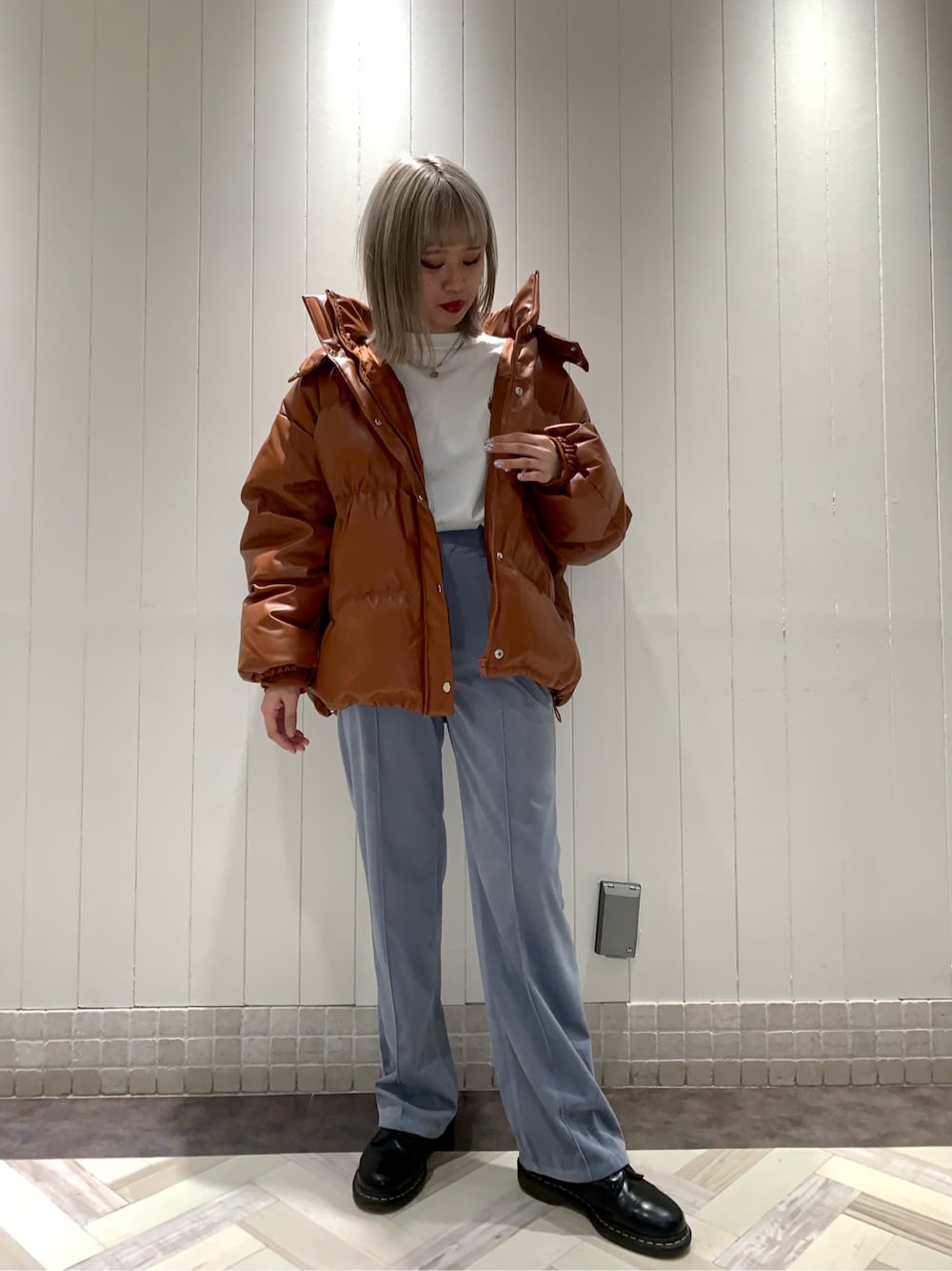 ブラウン系のダウンジャケット/コート、ホワイト系のTシャツ/カットソー、ブルー系のその他パンツを着用したレディースの秋コーディネートの2枚目の写真