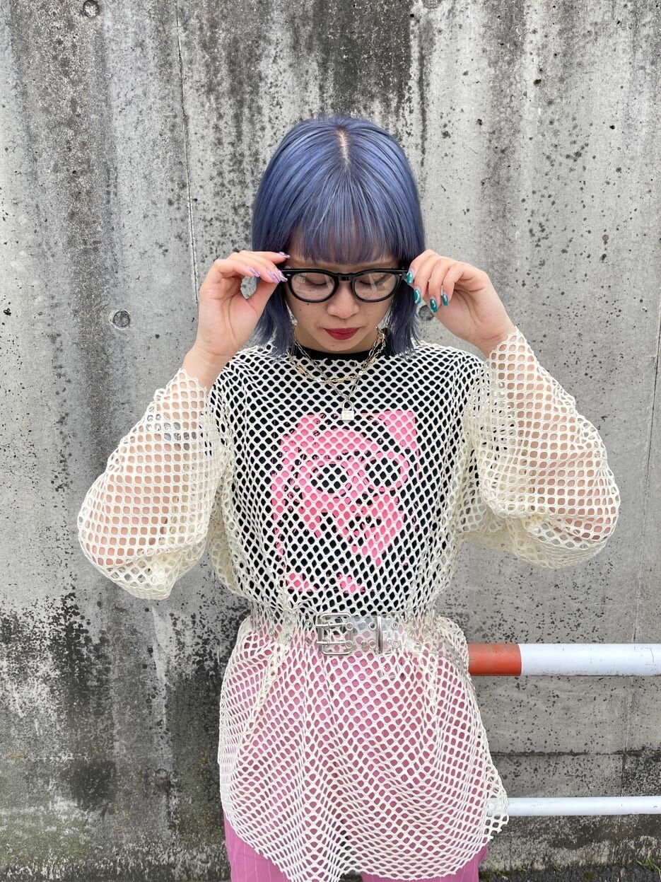 ホワイト系のTシャツ/カットソー、ブラック系のその他シューズ、ブラック系のTシャツ/カットソーを着用したレディースの春コーディネートの5枚目の写真