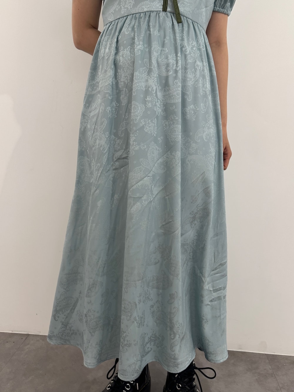 ブルー系のワンピース、ブラック系のブーツを着用したレディースの春コーディネートの7枚目の写真