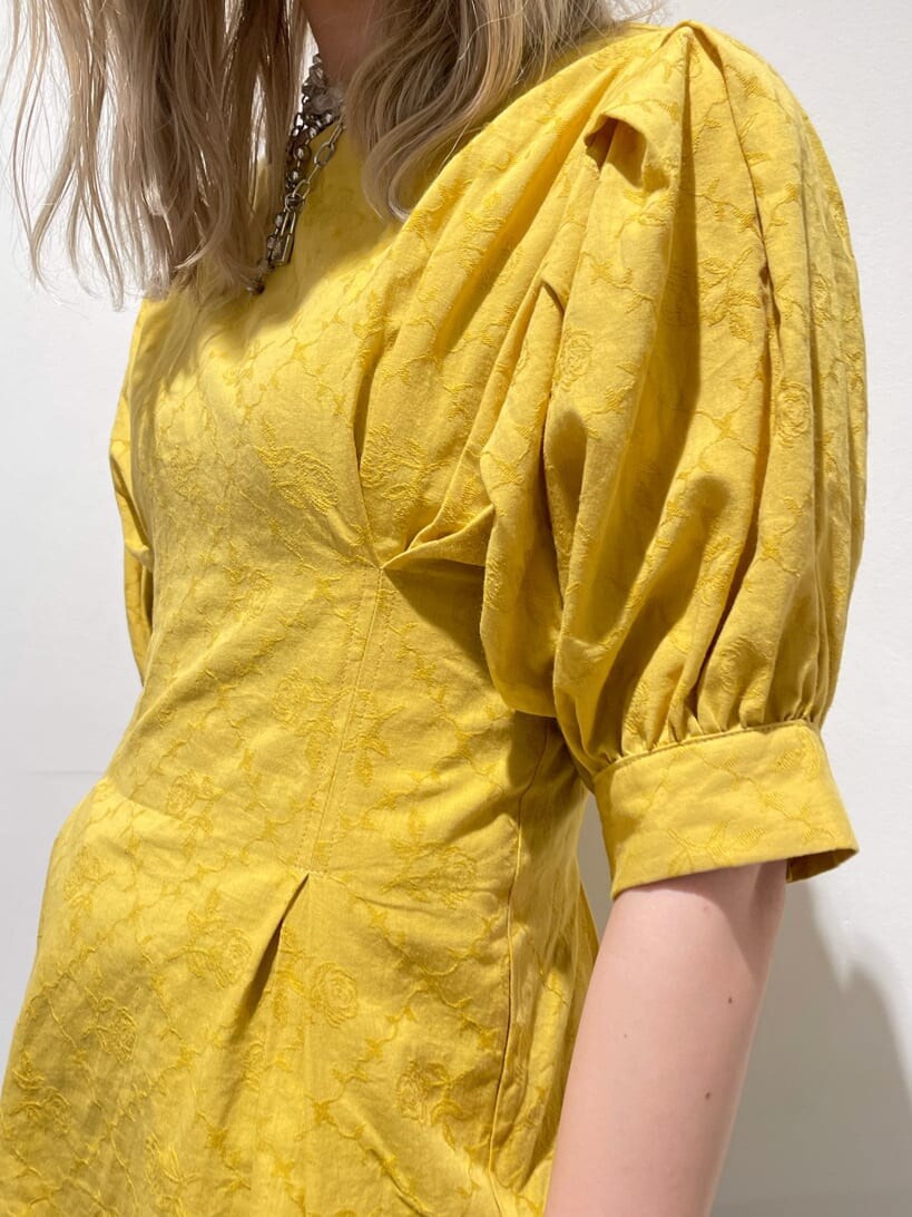 イエロー系のシャツ/ブラウス、ブラック系のデニムパンツを着用したレディースの夏コーディネートの5枚目の写真