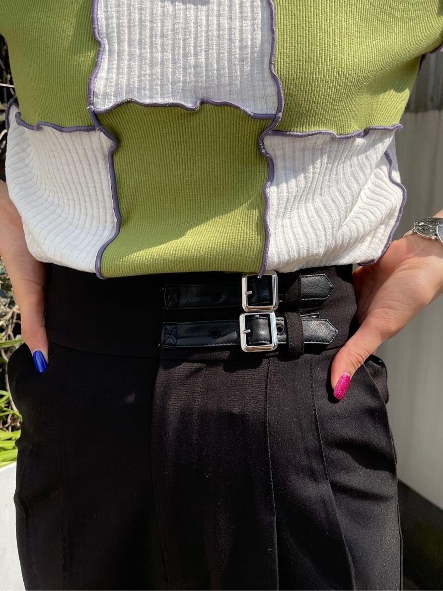 グリーン系のTシャツ/カットソー、ブラック系のその他パンツ、ゴールド系のネックレスを着用したレディースの春コーディネートの10枚目の写真