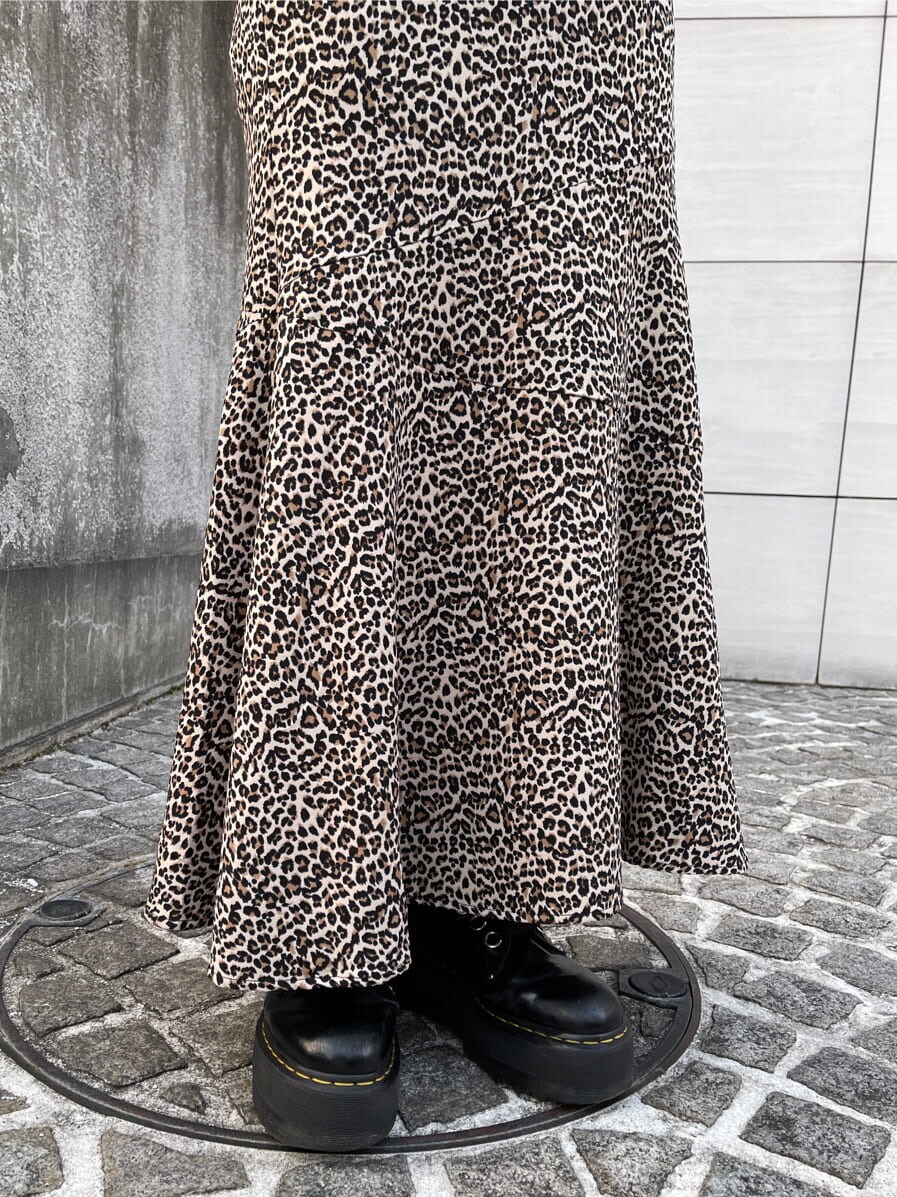 ブラウン系のスカート、ホワイト系のショルダーバッグ、ブラック系のシャツ/ブラウスを着用したレディースの春コーディネートの7枚目の写真