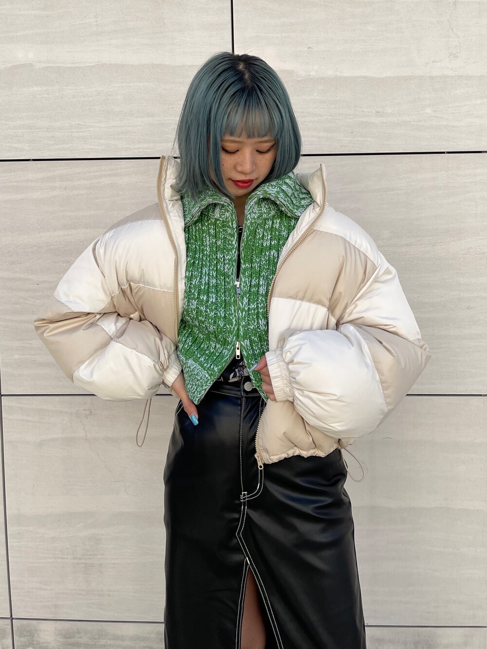 ホワイト系のTシャツ/カットソー、ブラック系のスカート、ブラック系のブーツを着用したレディースの秋コーディネートの5枚目の写真