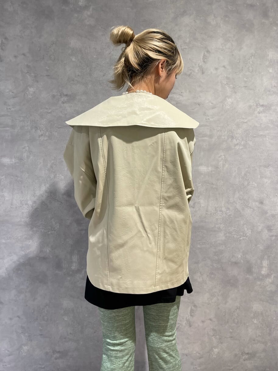 グリーン系のその他パンツ、ホワイト系のライダースジャケットを着用したレディースの夏コーディネートの5枚目の写真