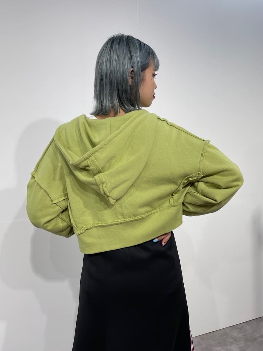 ホワイト系のTシャツ/カットソー、グリーン系のパーカー、レッド系のスカートを着用したレディースの秋コーディネートの4枚目の写真