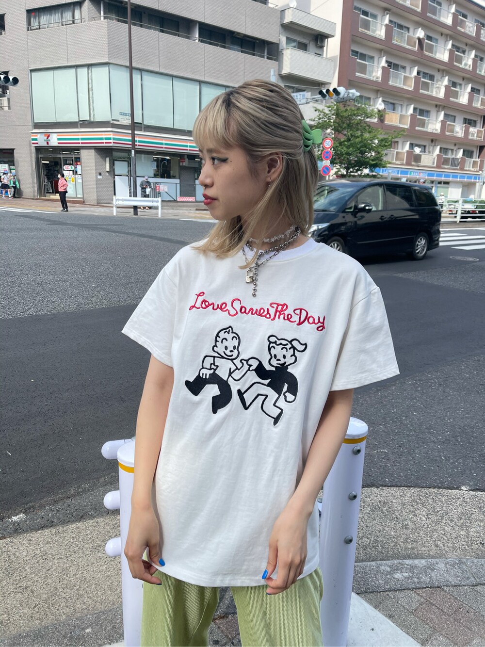 グリーン系のTシャツ/カットソー、ホワイト系のTシャツ/カットソーを着用したレディースの春コーディネートの3枚目の写真