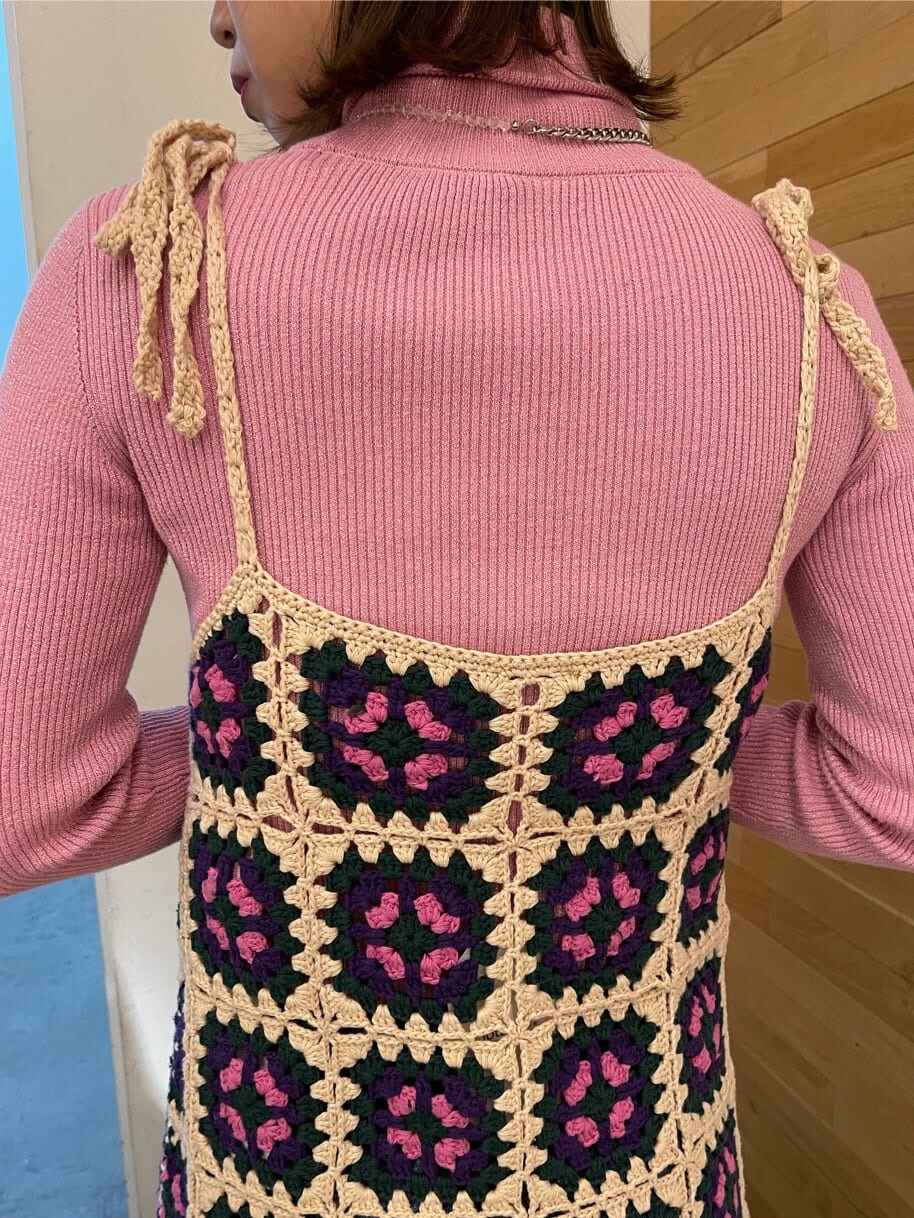 ブルー系のデニムパンツ、ピンク系のニット/セーター、ホワイト系のキャミソールを着用したレディースの冬コーディネートの7枚目の写真