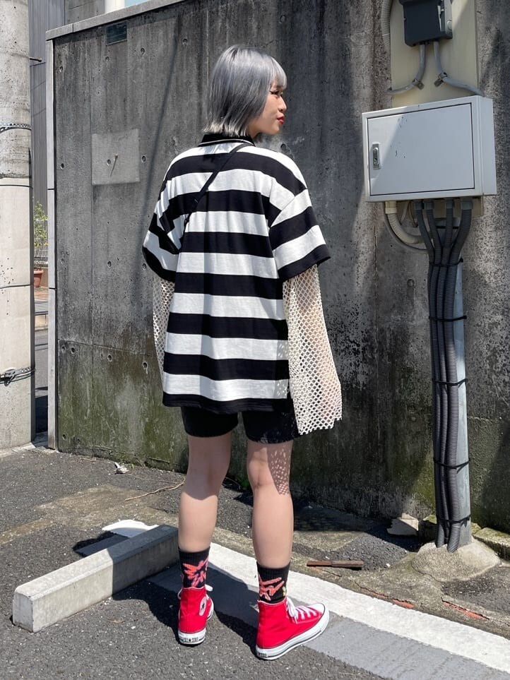 ブラック系のデニムパンツ、ホワイト系のTシャツ/カットソー、ブラック系のTシャツ/カットソーを着用したレディースの春コーディネートの3枚目の写真