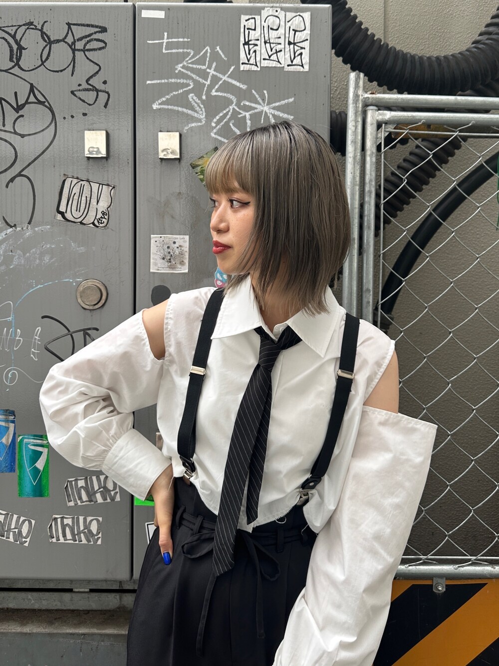 ホワイト系のシャツ/ブラウス、ブラック系のその他パンツ、ブラック系のブーツを着用したレディースの夏コーディネートの5枚目の写真