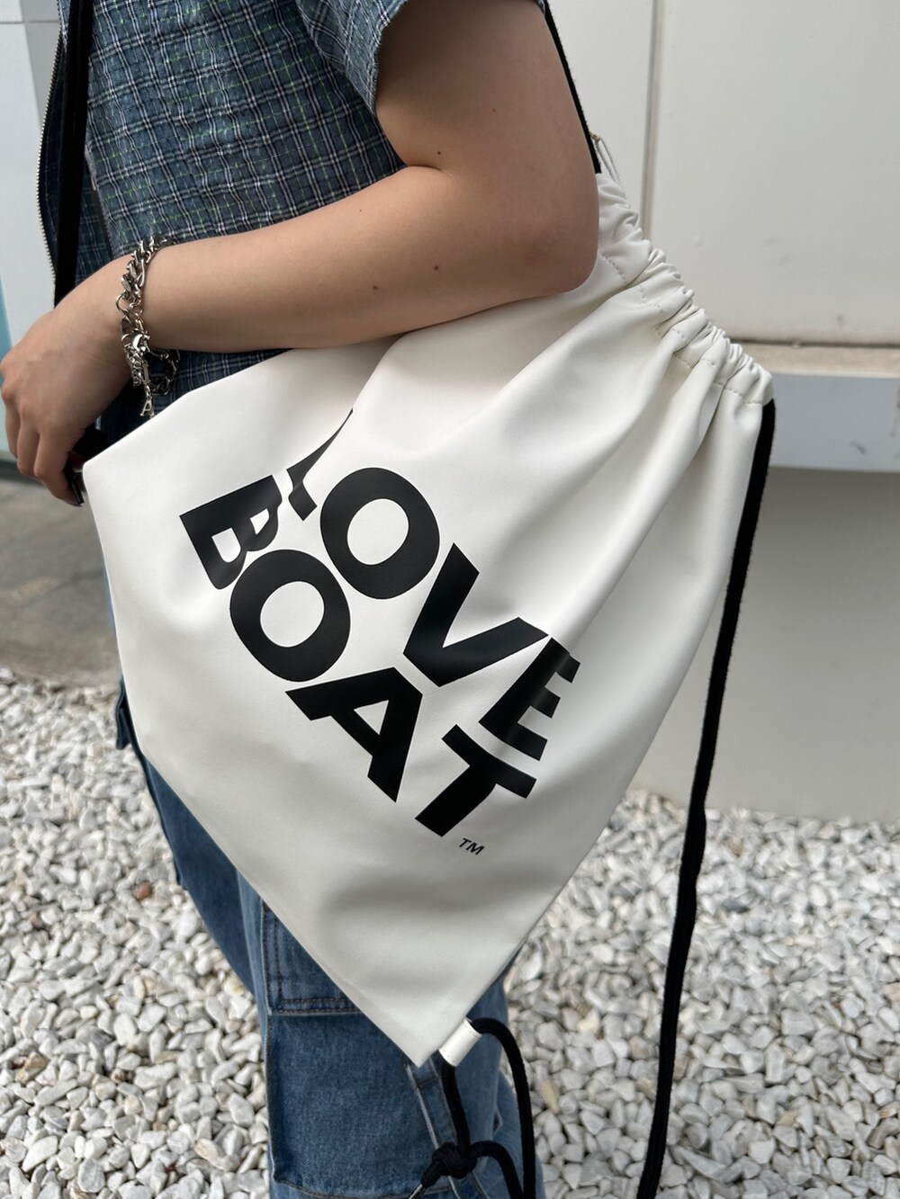 ブラック系のTシャツ/カットソー、ブルー系のシャツ/ブラウス、ブルー系のカーゴパンツを着用したレディースの春コーディネートの10枚目の写真