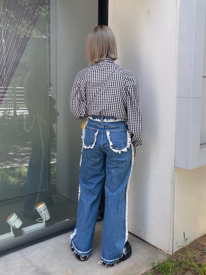 ブラック系のその他シューズ、その他のシャツ/ブラウス、ブルー系のデニムパンツを着用したレディースの夏コーディネートの3枚目の写真