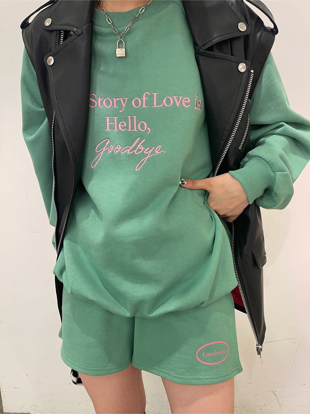 ブラック系のブーツ、ブラック系のボストンバッグ、ブラック系のライダースジャケットを着用したレディースの夏コーディネートの9枚目の写真